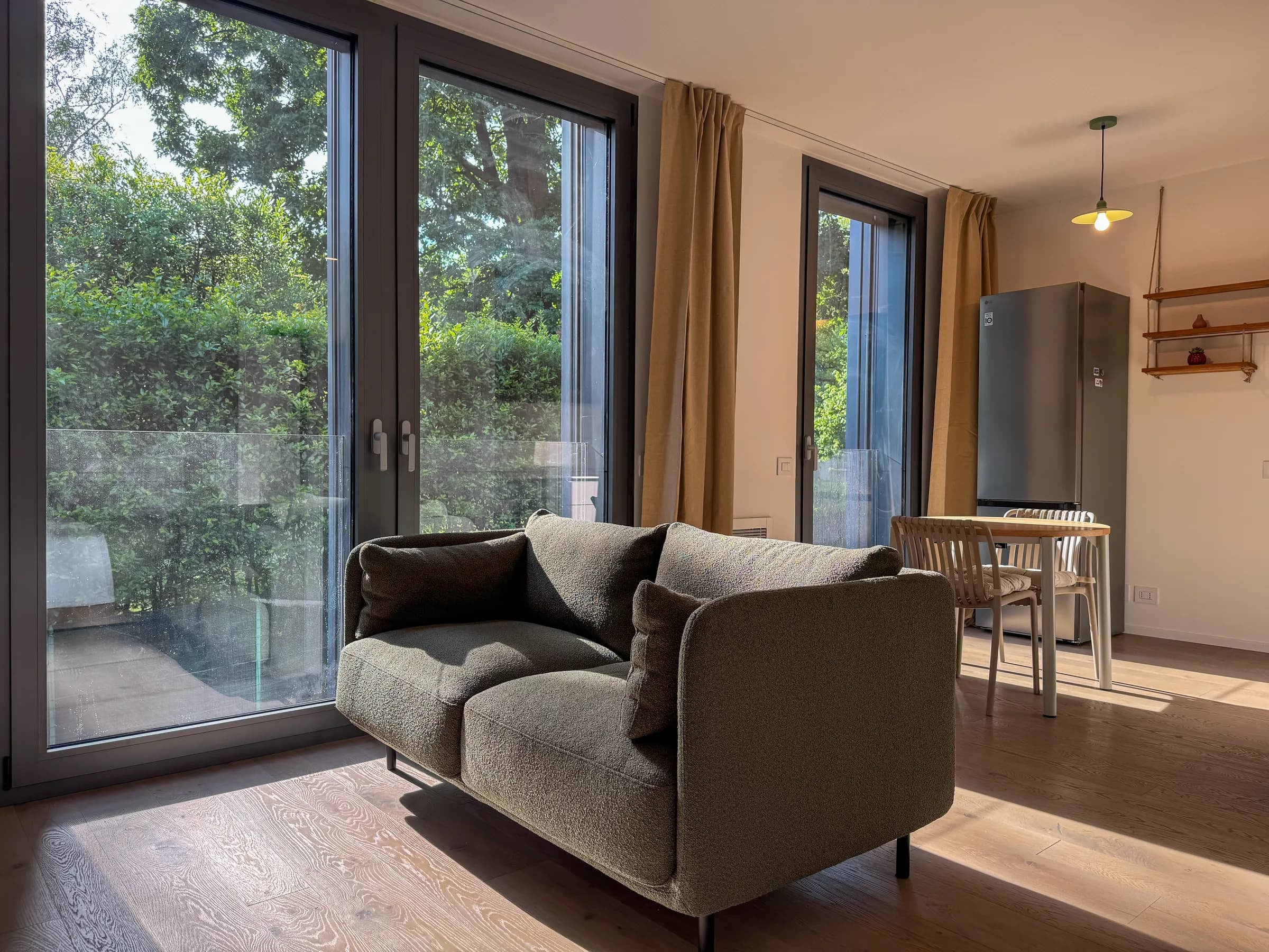 Soggiorno di Tea Apartment con divano e luce naturale