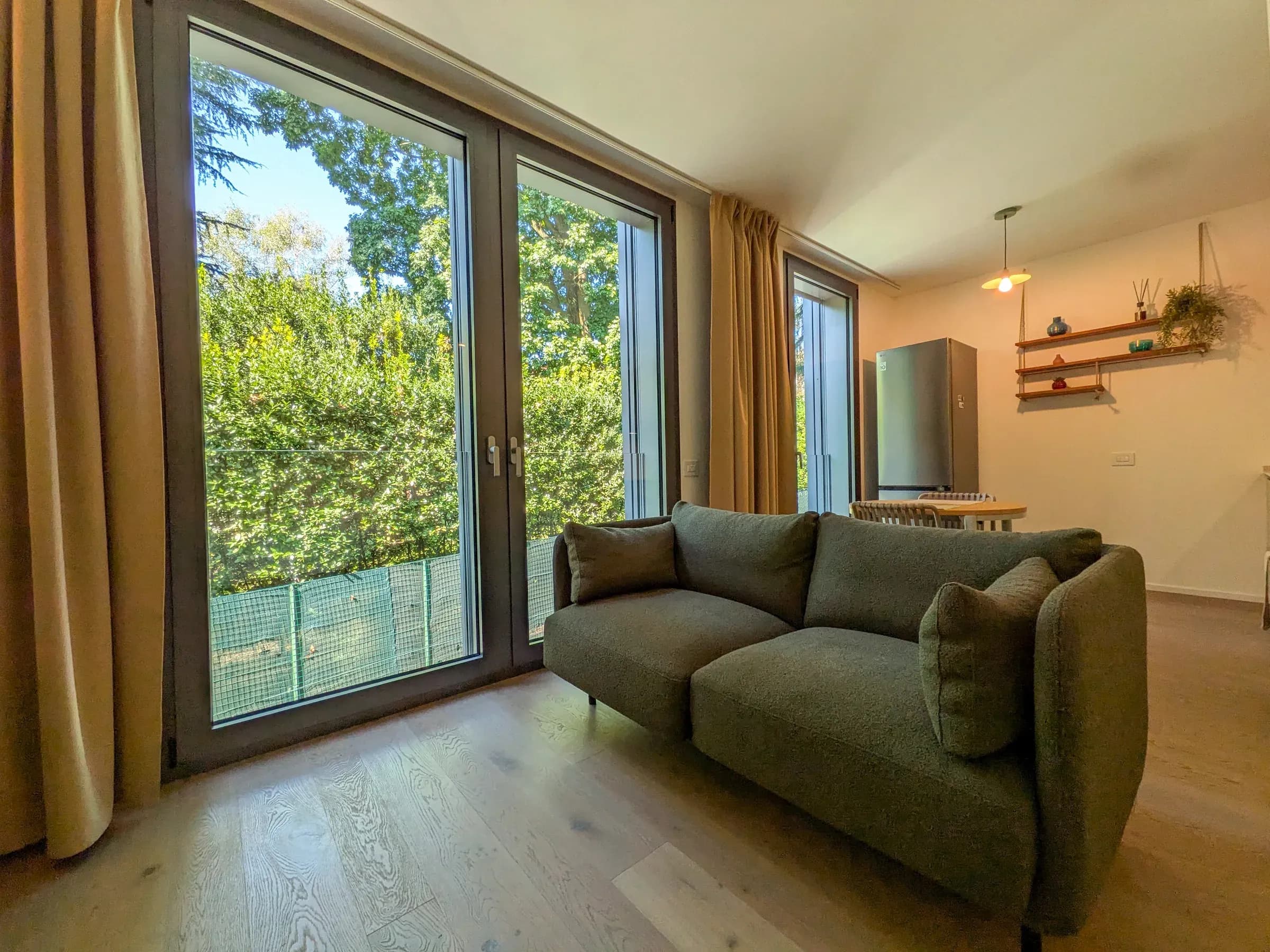 Soggiorno di Tea Apartment con divano e luce naturale